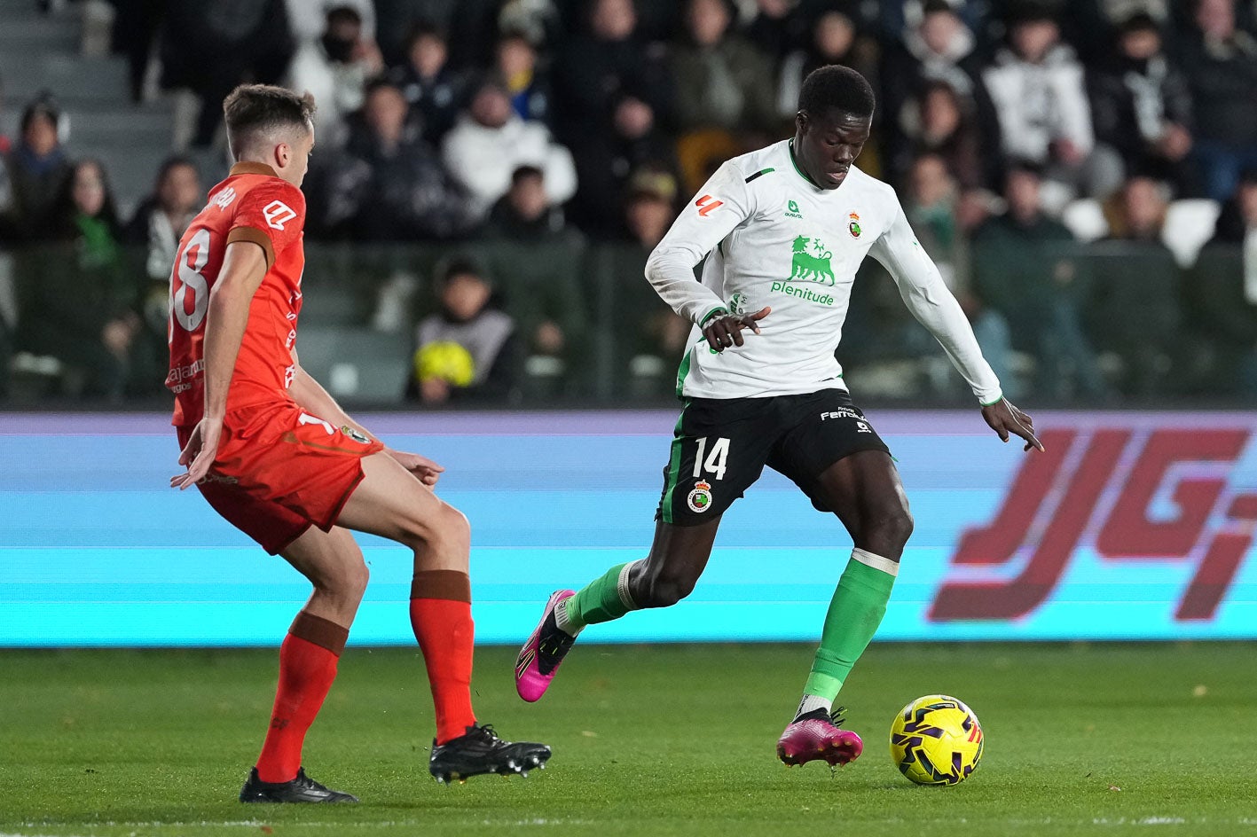 Maguette Gueye trata de zafarse de Córdoba. 