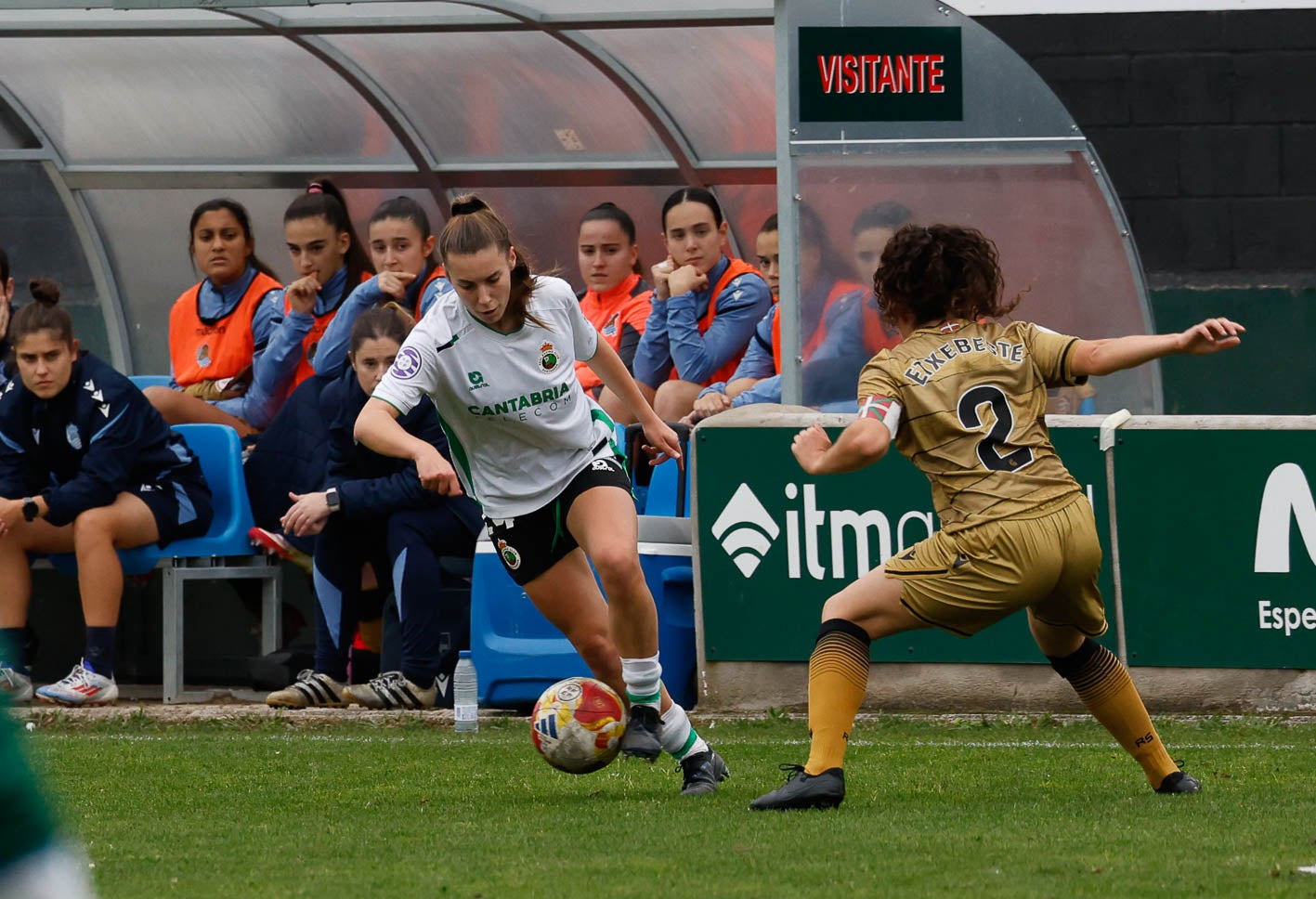 Aitana preparada par salir en carrera ante una jugadora del Real B