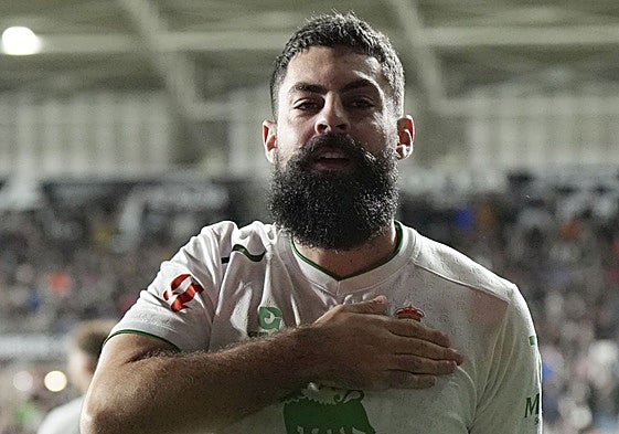 Asier Villalibre celebra su tanto, el noveno en Liga