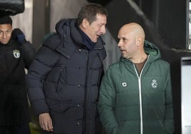 Ramis, a la izquierda, conversa con José Alberto antes del partido entre Burgos y Racing