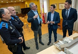 El delegado del Gobierno en Cantabria y el jefe provincial de Tráfico han entregado este material al concejal de Seguridad Ciudadana de la capital cántabra, Eduardo Castillo.