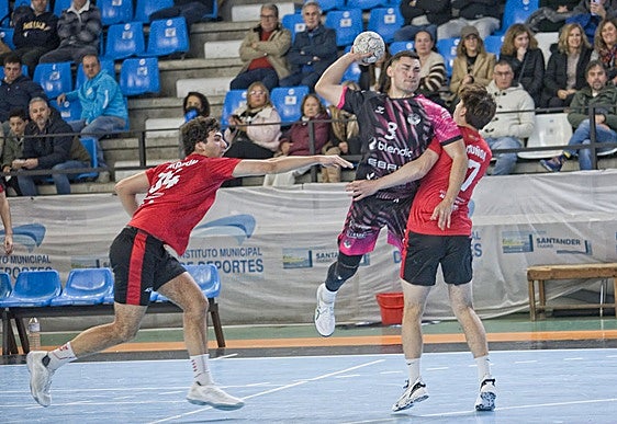 Gustavo Alonso se dispone a lanzar hacia la portería del Alcobendas.