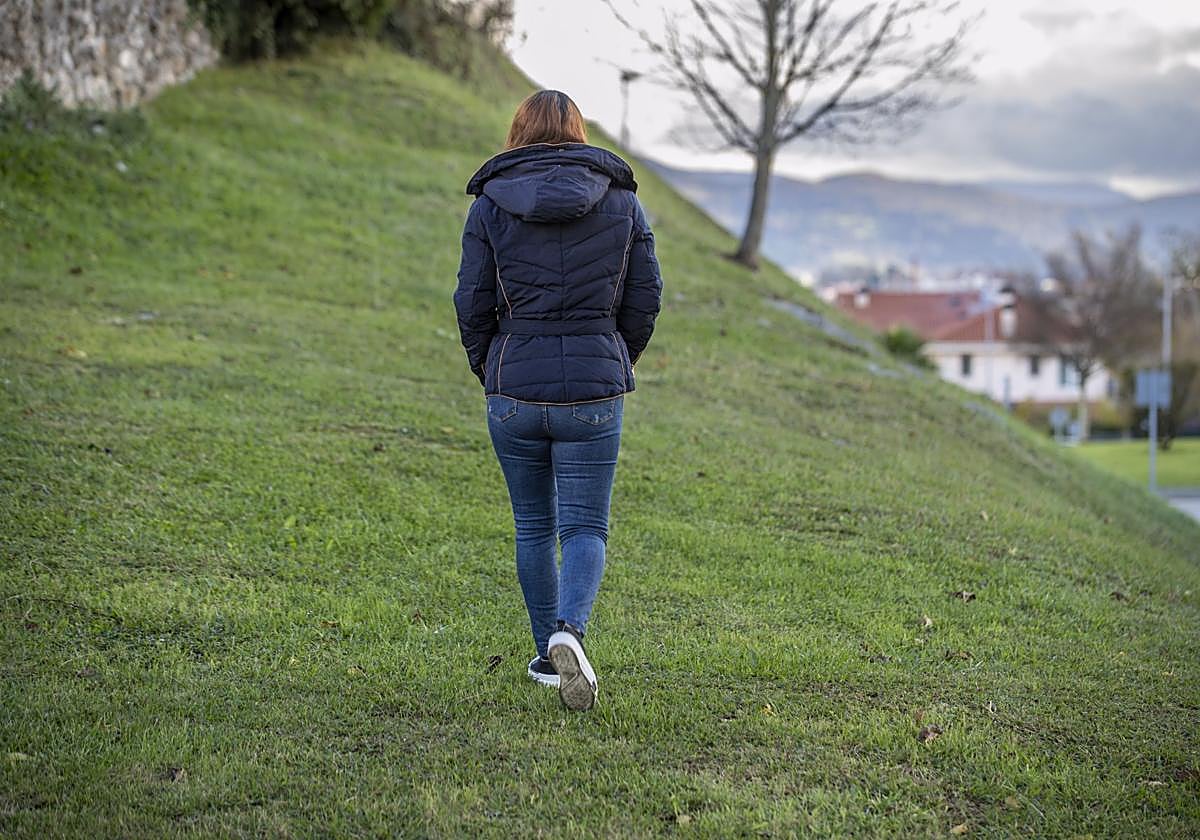 Una de las víctimas que ha relatado su historia pasea por un parque.