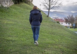 Una de las víctimas que ha relatado su historia pasea por un parque.