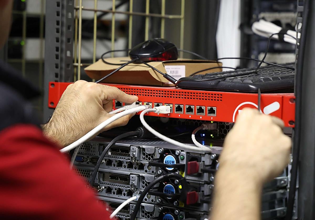 Un trabajador de una de las filiales que Telefónica tiene en España.