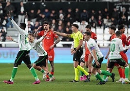 Los jugadores del racing, en el momento en que Bestard concede el gol.
