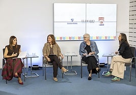 Charo Urquiza, Rosa Díaz y Mª Antonia Manzano, durante la mesa redonda moderada por la periodista Saray Ceballos.