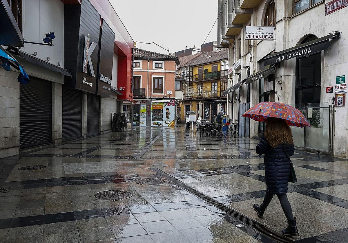 Vecinos caminan ayer por la calle Goya de Torrelavega, donde fue hallado un hombre herido este pasado domingo.