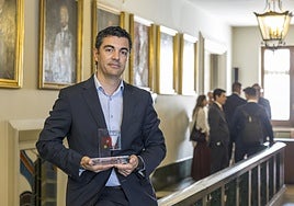 Manuel Lobeira, CEO de Acorde, con el premio Pyme del Año 2025 de Cantabria que la empresa ganó el pasado marzo.