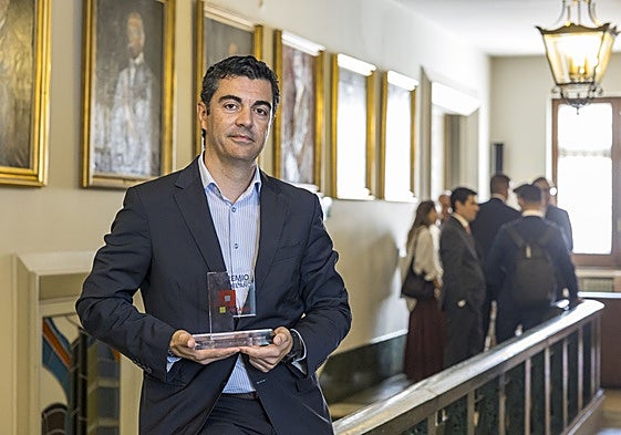 Manuel Lobeira, CEO de Acorde, con el premio Pyme del Año 2025 de Cantabria que la empresa ganó el pasado marzo.