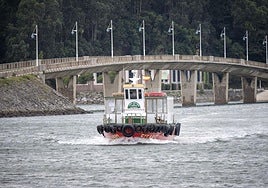 Una pedreñera atraviesa el canal desde el puente de Somo.