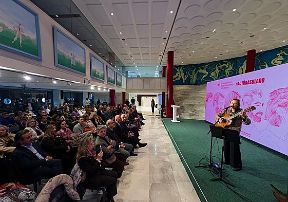 La cantautora Inés Fonseca fue la encargada de abrir el acto del 25-N en Cantabria.