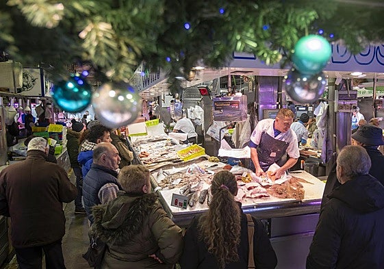 Varios clientes, ayer, esperan para ser atendidos en una de las pescaderías del Mercado de la Esperanza, en el centro de Santander.