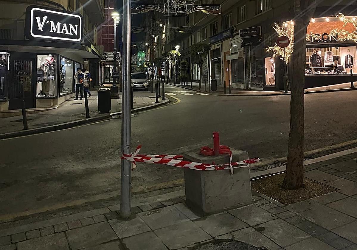 Mástil donde se colocará la cámara y, en el suelo, soporte de hormigón que sostendrá el dispositivo de vigilancia.