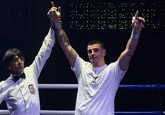 Eduard levanta los barzos en señal de victoria en Revilla.