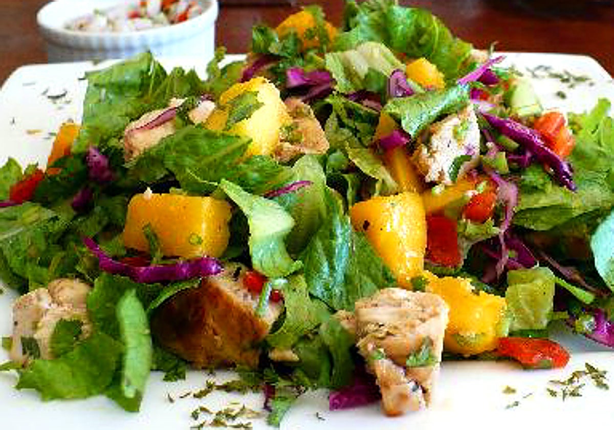 Ensalada de pollo y mango, lista para llevarla a la mesa.
