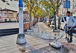 Pablo Ruiz limpiando las calles de la plaza de la Pontanilla.