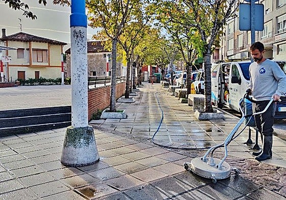 Pablo Ruiz limpiando las calles de la plaza de la Pontanilla.