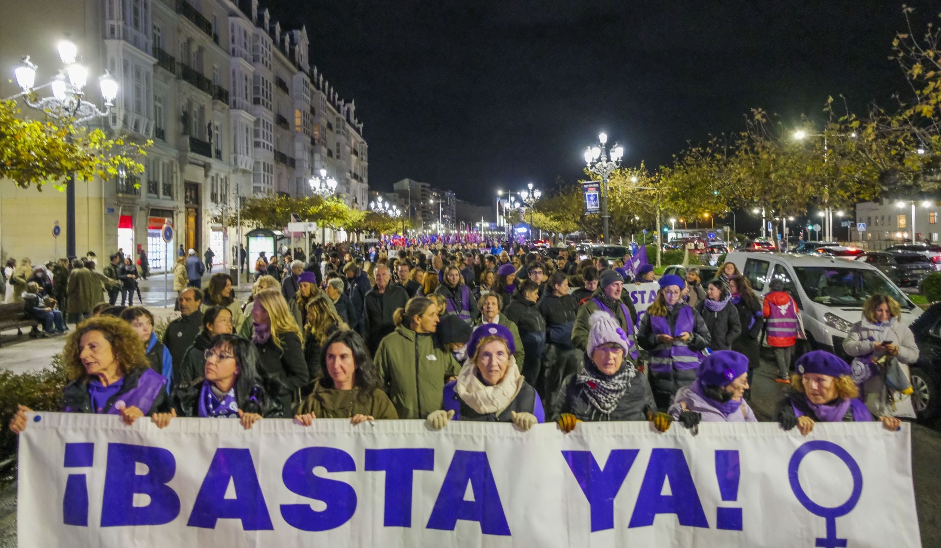 Una de las pancartas a su paso por Paseo Pereda.