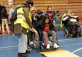 Una joven participa en uno de los programas de promoción de la autonomía personal.