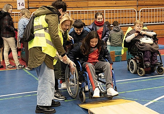Una joven participa en uno de los programas de promoción de la autonomía personal.