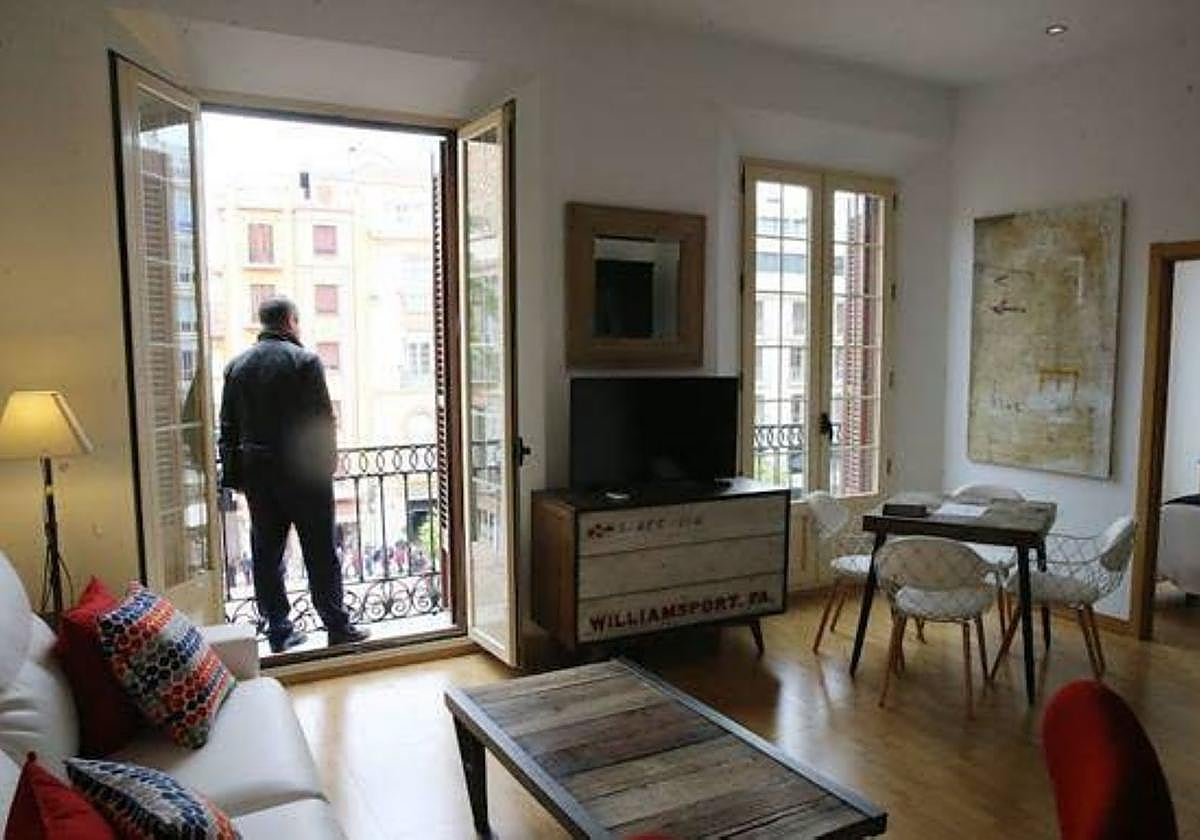 Un turista, en el balcón de una vivienda turística.