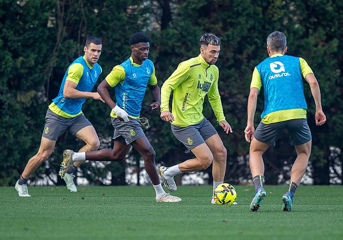 Íñigo Sainz-Maza trata de frenar a Arana en la sesión de este miércoles.