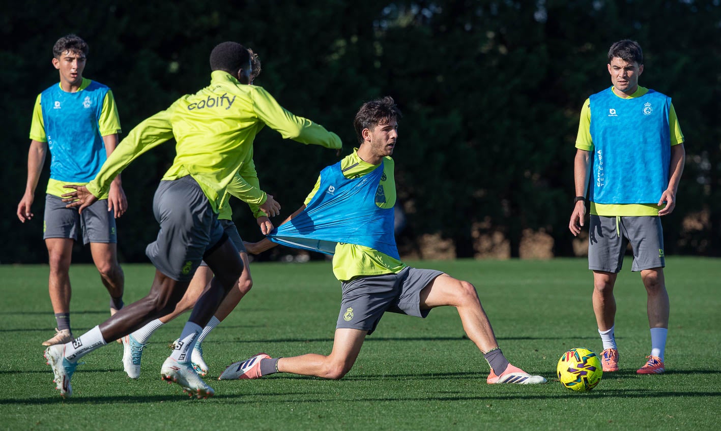 Facu González es agarrado por Yeray. 