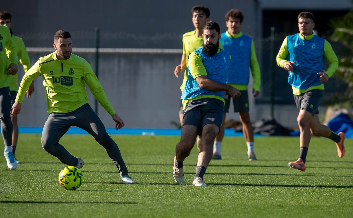 Asier Villalibre realiza un pase ante la presión de Manu Hernando. 