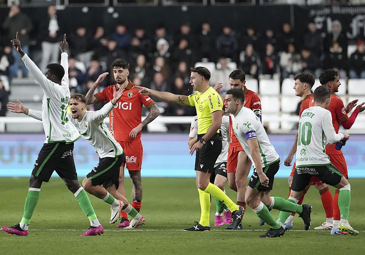 Los futbolistas del Racing celebran la decisión final de Luis Bestard de conceder el gol.