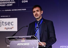 El CEO de Cosmikal, Luis Miguel González, recogiendo el premio.