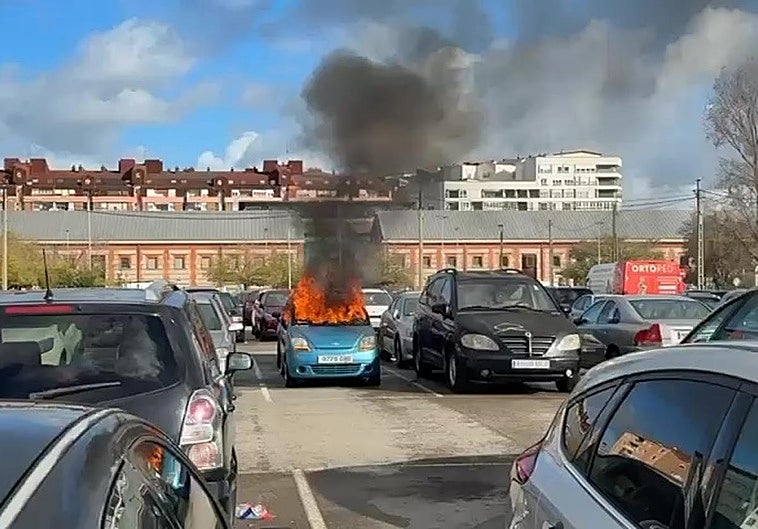 El coche ha ardido entre otros vehículos.