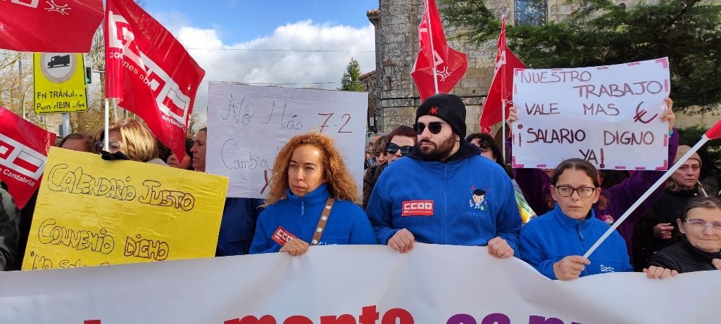 Las personas concentradas reclamaban mejores salarios y turnos de trabajo.