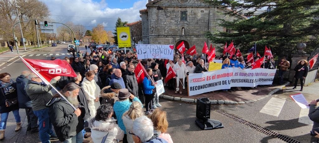 A lo largo de la mañana se fueron incorporando más trabajadores, familiares y vecinos.