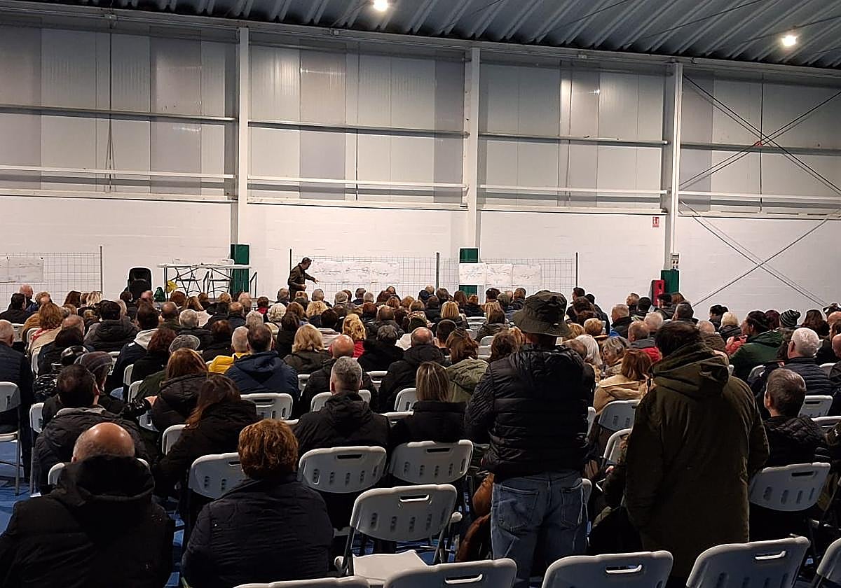 Reunión vecinal en el polideportivo de Ribamontán al Monte esta misma semana.