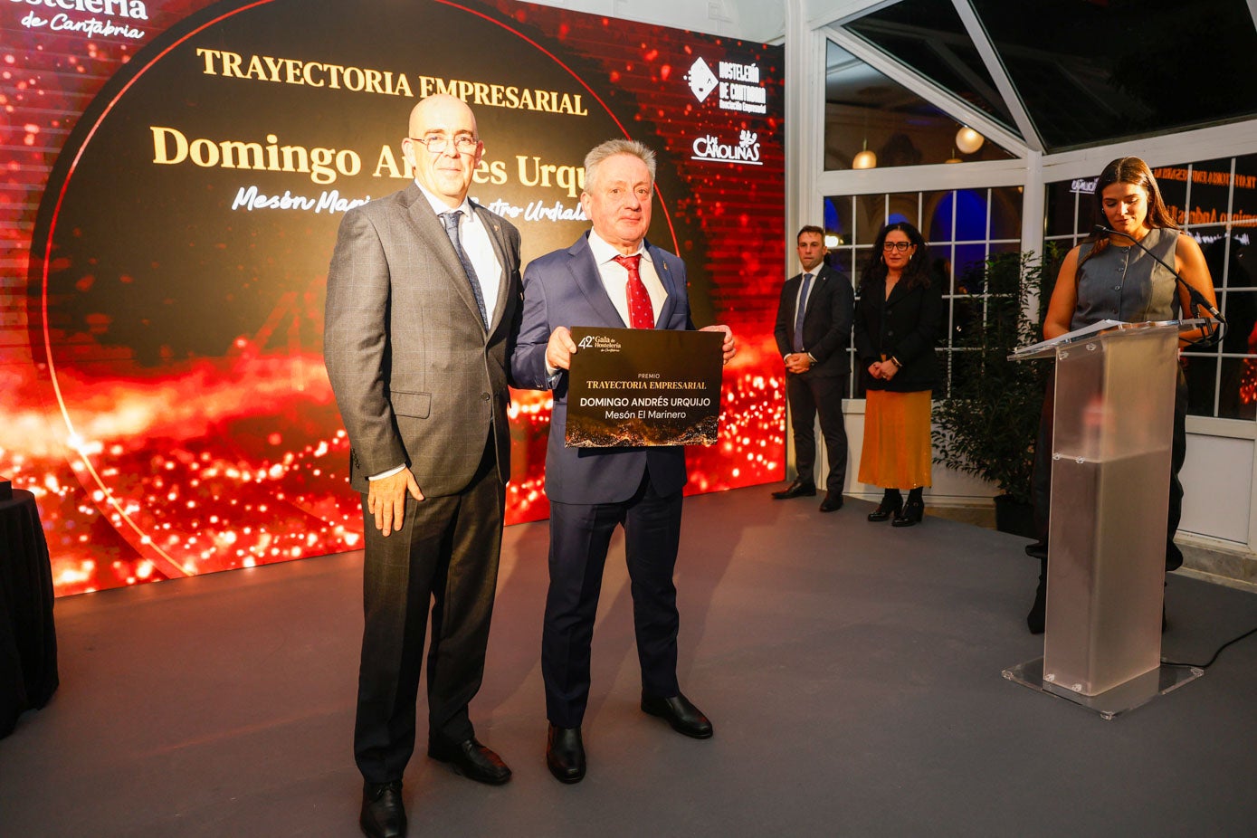 Pablo Alonso entrega el premio a Trayectoria Empresarial a Domingo Andrés Urquijo.