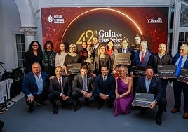 Foto de familia de los premiados en la gala, con directivos de la Asociación de Hostelería de Cantabria y autoridades
