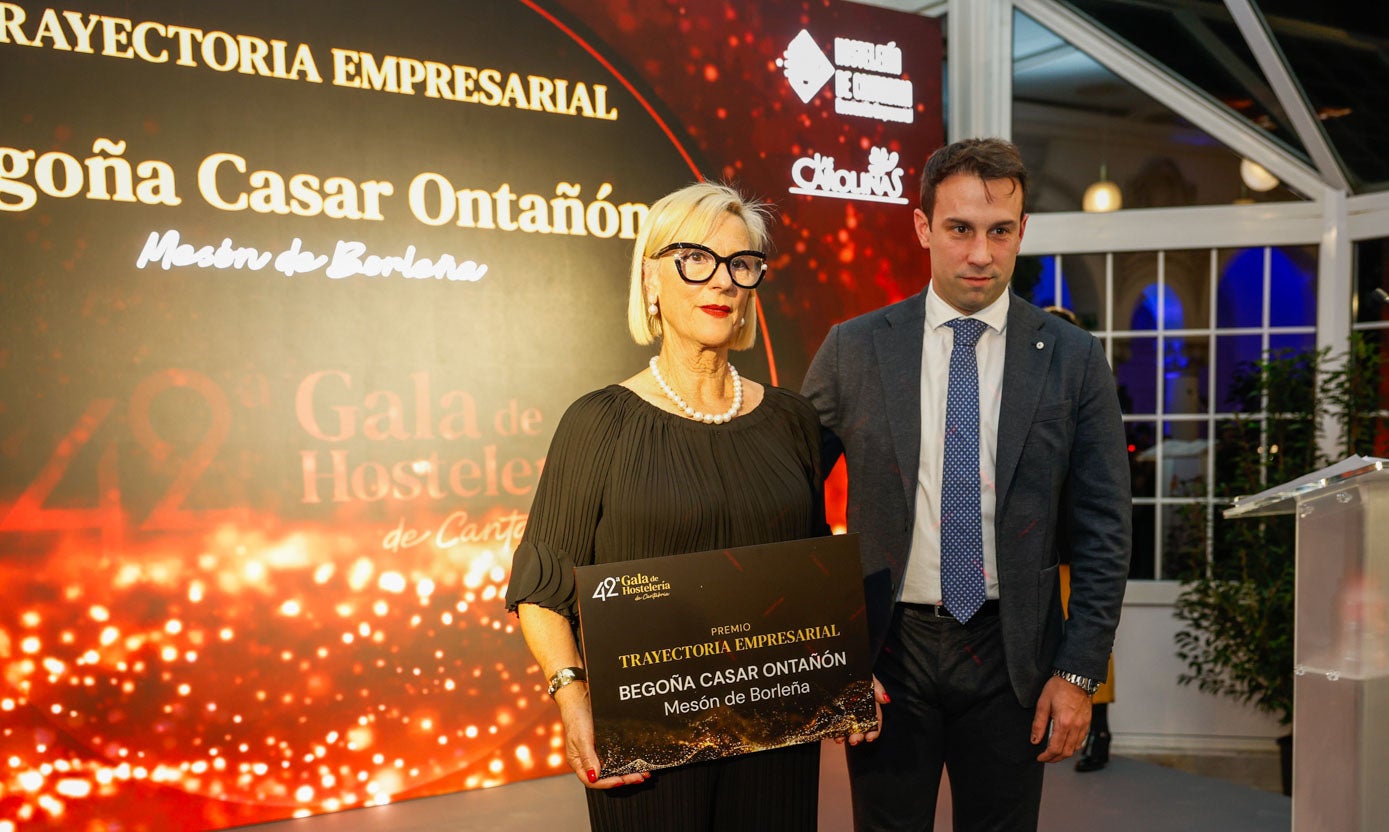 Begoña Casar Ontañón recibe el premio Trayectoria Empresarial de la mano de Ángel Suárez.