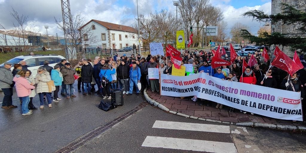 Más de 200 personas reclamaron mejores turnos de trabajo y más salario para la plantilla.