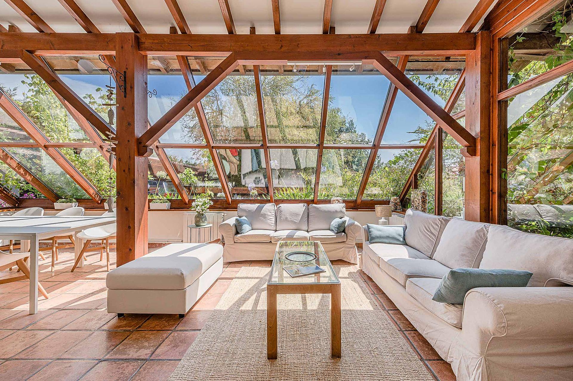 Jaime Setién comparte la imagen de este salón en Ribamontán al Mar que califica como «un espacio mágico», tanto por la luz del amanecer como del atardecer.