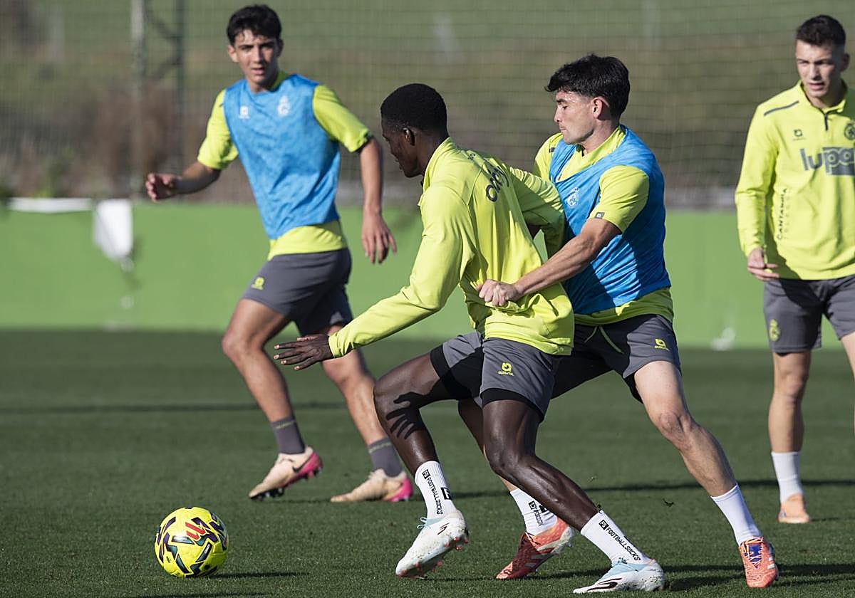Aldasoro, con Sergio Martíneze Íñigo Vicente al fondo, trata de frenar a MaguetteGueye en la sesión delpasado miércoles.