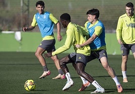 Aldasoro, con Sergio Martíneze Íñigo Vicente al fondo, trata de frenar a MaguetteGueye en la sesión delpasado miércoles.