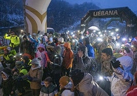 Los 'mochuelos' recorrieron el bosque cubierto de nieve.