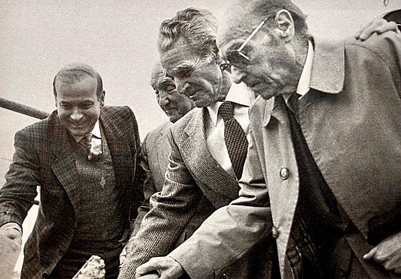 De izquierda a derecha: Juan Hormaechea (alcalde de Santander en ese momento), Germán, Felipe e Ibarra (exjugadores del Racing).