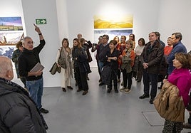 En el centro de la imagen Salvador Carretero, junto a Fernando Zamanillo y el resto de miembros de la Asociación Amigos del MAS que acudieron a la visita.
