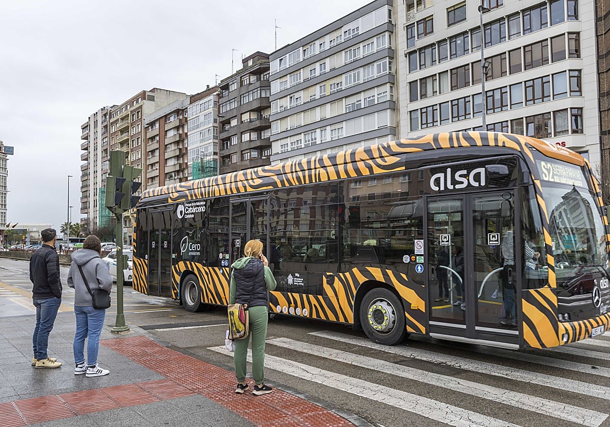 Autobús de Alsa en la calle de las estaciones de Santander.