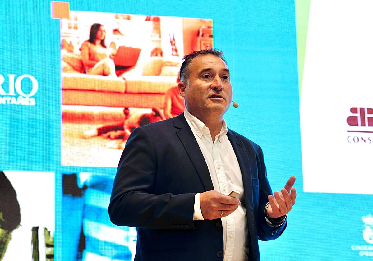 El ponente David Blázquez durante su intervención en Congreso Vivienda Cantabria 2025.