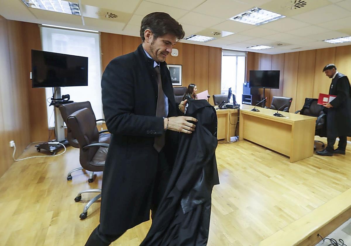 Antonio Bezanilla, abogado de Molleda. El letrado del Gobierno, al fondo.