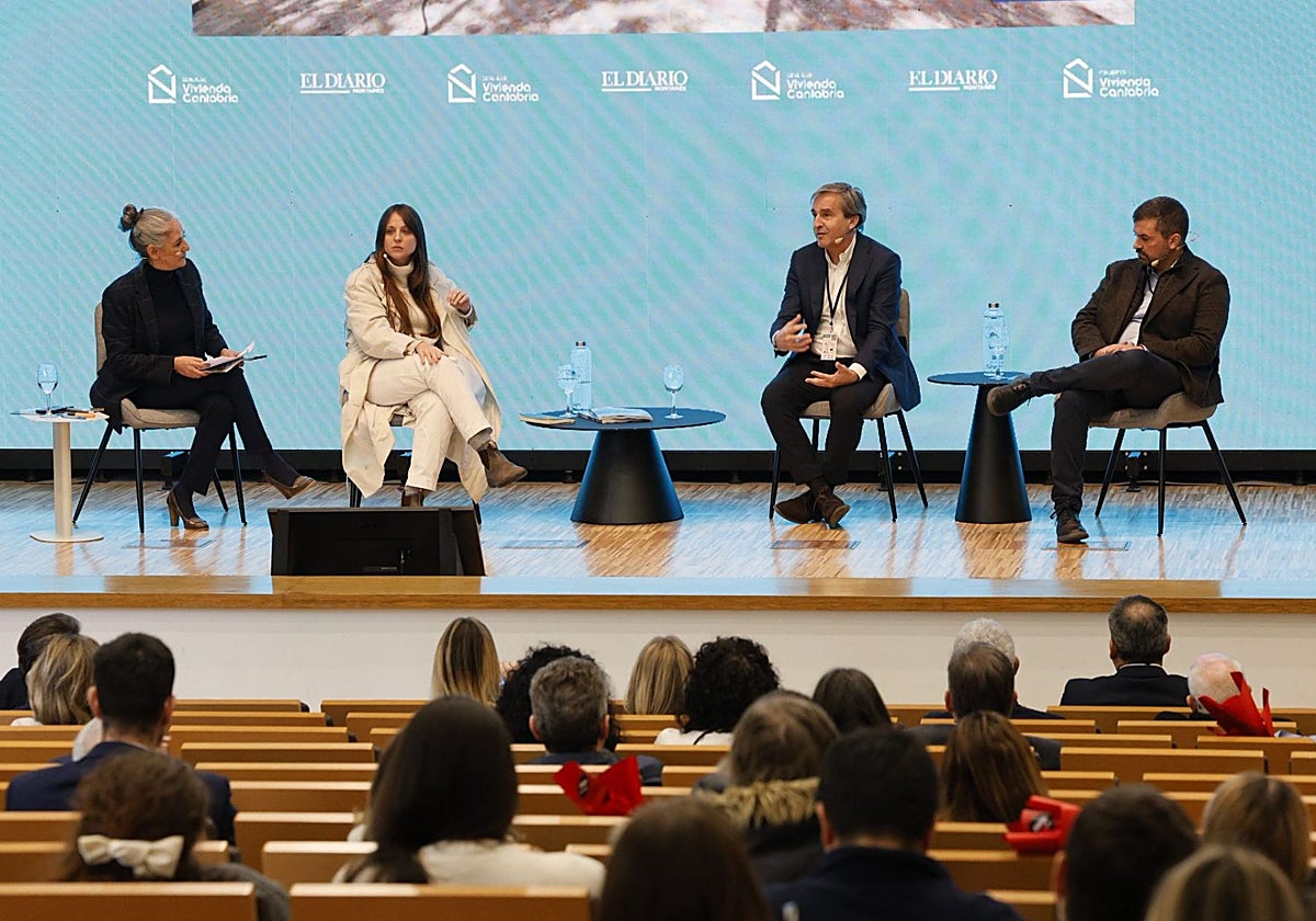 Leticia Mena, Lara Bárcena, Carlos García y Joaquín Vázquez durante la primera mesa redonda de la jornada.