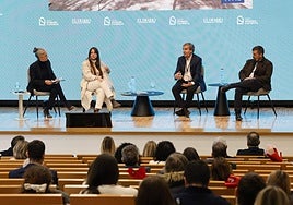 Leticia Mena, Lara Bárcena, Carlos García y Joaquín Vázquez durante la primera mesa redonda de la jornada.